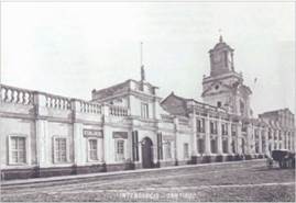 Plaza de Armas de Santiago de Chile con el antiguo Palacio de Gobernadores en primer plano, seguido de la Intendencia de Santiago y finalmente el Cabildo, en torno a 1870, tal y como quedan remodelados durante la gobernación de Francisco Echaurren. Archivo del Museo Histórico Nacional de Chile.