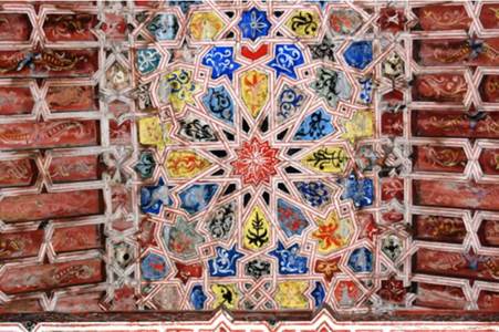 Detalle del artesonado de la nave central, Iglesia de El Salvador, Santa Cruz de La Palma, Islas Canarias, Espa&ntilde;a. La presencia de la rueda de lazo mud&eacute;jar de doce p&eacute;talos, inserta en un cuartillejo con todos los elementos geom&eacute;tricos propios de la lacer&iacute;a, demuestran sobrados conocimientos, no solo del oficio de los carpinteros de lo blanco y el uso del juego de cartabones, sino de la tratad&iacute;stica que en la &eacute;poca moderna se difundi&oacute; por todos los territorios anexionados por la corona.