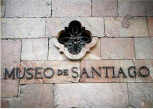 Ventana estrellada, Museo de Santiago o Casa Colorada, Santiago de Chile. Esta ventana estrellada, la cual se repite en numerosos edificios santiaguinos, es heredera del cl&aacute;sico vano mud&eacute;jar, que tiene en el que ocupa la cabecera de la iglesia capitalina de San Francisco su m&aacute;xima expresi&oacute;n. La perpetuaci&oacute;n de estos modelos como f&oacute;rmulas positivas factibles de repetirse es a lo que llamamos una pervivencia cultural mud&eacute;jar.