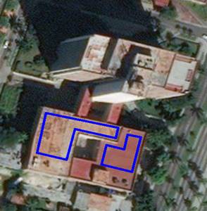 Imagen satelital del edificio &uml;caso de estudio&uml;, resaltado las &aacute;reas destinadas al parque solar fotovoltaico. Fuente: (SAS Planet y autores, 2019).