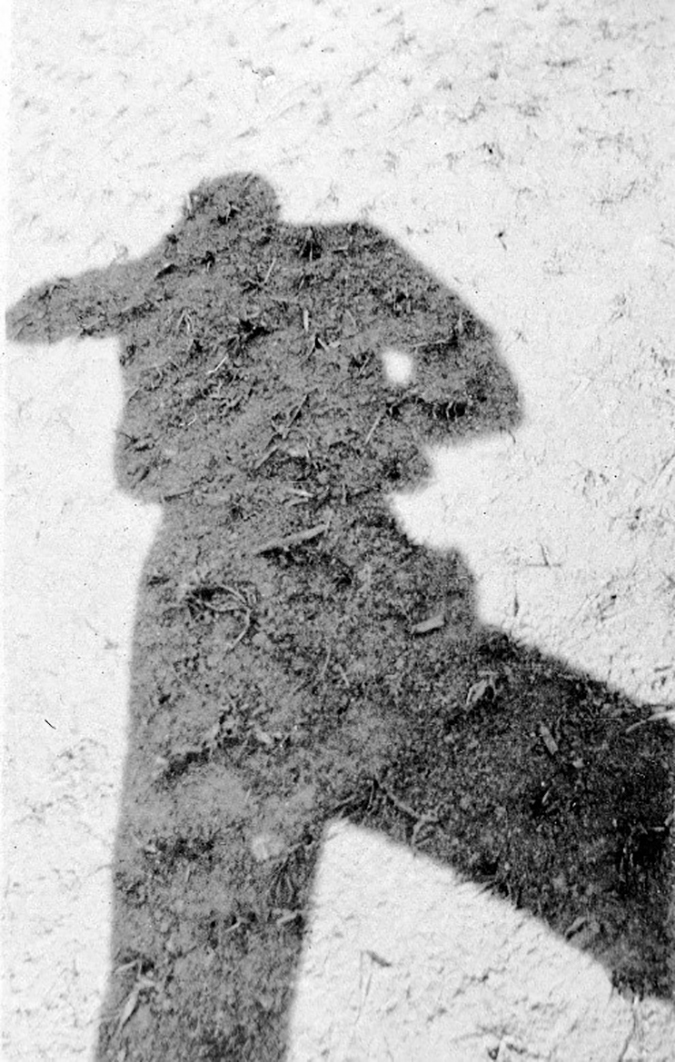 &ldquo;Sombra minha&rdquo;. Autorretrato de M&aacute;rio de Andrade. Registro feito no s&iacute;tio de Tarsila do Amaral, em Santa Teresa do Alto, em 1&ordm; de janeiro de 1927. 