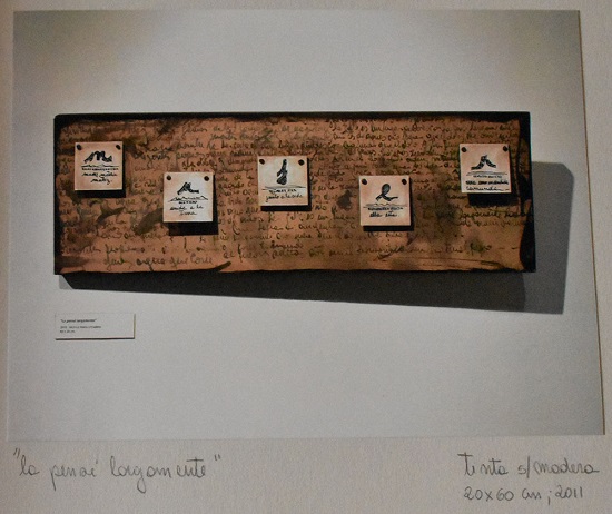 &ldquo;La pens&eacute; largamente&rdquo;. Tinta china sobre madera, 20x60 cm.