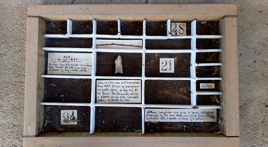 &ldquo;Pastoreando en el plano del pueblo&rdquo;. Caja con tierra, 40x30 cm.