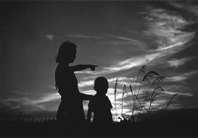 Pôr do sol - Tomoko e Ciro, foto de 1949.