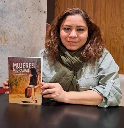 Imagen de la escritora Cinthya Maldonado en un evento de promoci�n de su obra Mujeres Migradas