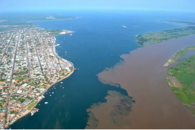 Encontro das águas dos rios Tapajós (clara) e Amazonas (barrenta) em
							Santarém-Pará
