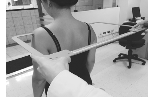 Ancho del hombro posterior horizontal