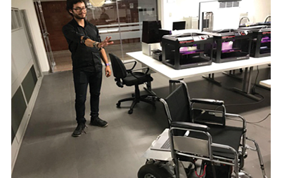 El patr&oacute;n de movimiento con el antebrazopermite a la silla de ruedas moverse en reversa