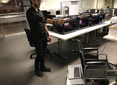 Asimismo, otro patr&oacute;n de movimientopermite a la silla de ruedas ir en l&iacute;nea recta