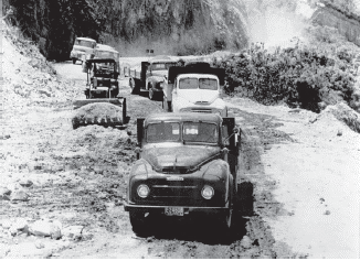 CAMIONES MOVI&Eacute;NDOSE LENTAMENTE A LO LARGO DE UNA CARRETERA DE MONTANA A LAS AFUERAS DE BOGOT&Aacute;.
