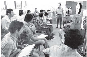 ESTUDIANTES RECIBIENDO CAPACITACI&Oacute;N MEC&Aacute;NICA EN BARRANQUILLA EN 1971.
