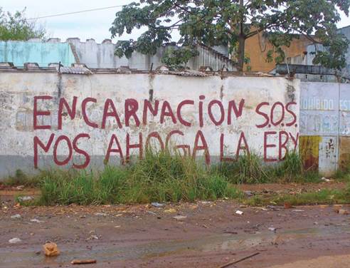"Encarnaci&oacute;n S.O.S. nos ahoga la EBY", pintada an&oacute;nima en zona baja de Encarnaci&oacute;n, a&ntilde;o 2010.