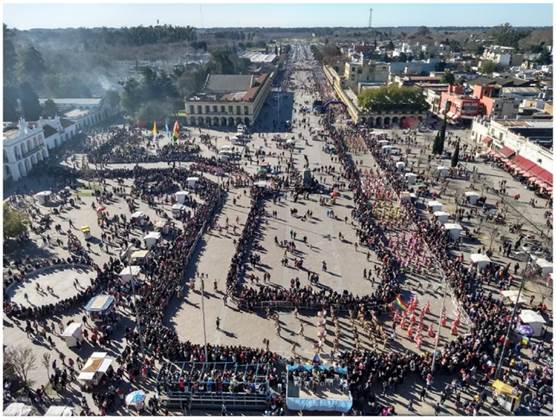 La plaza: Vista de la Plaza Belgrano desde arriba de la Bas&iacute;lica de Luj&aacute;n.