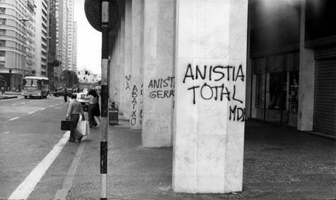 Fotografia 02 Pichações em prol da anistia total,
sem identificação do local, 1979.