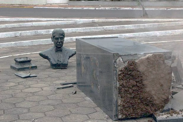 O busto de Costa e Silva retirado.
