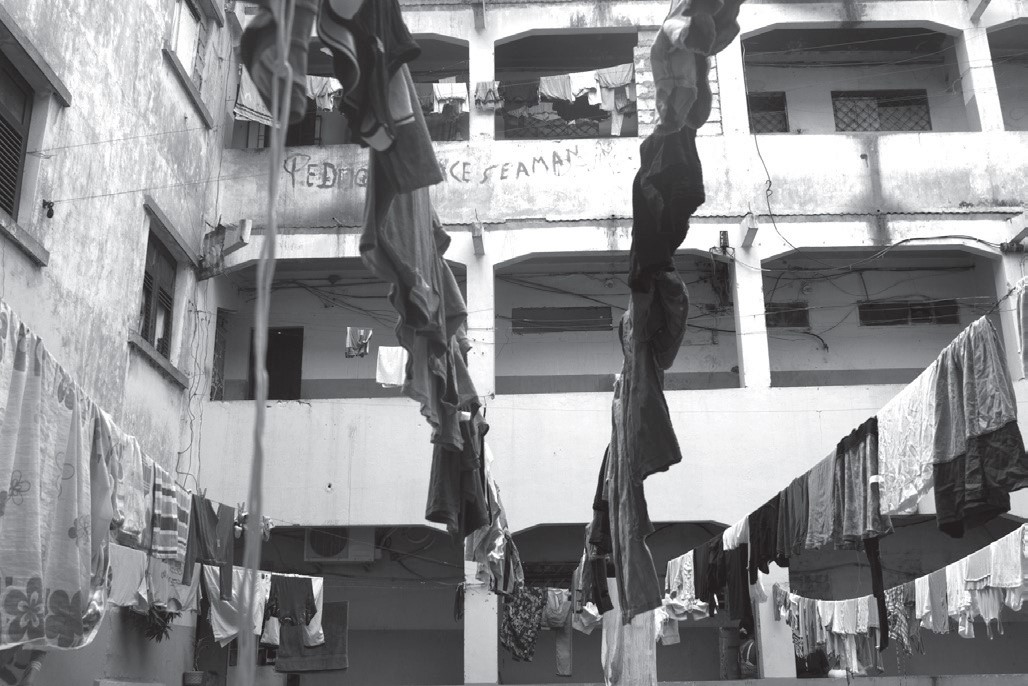 Espacio intermedio entre la calle peatonal exterior y los corredores en
altura que sirve como tendedero comunitario en las Casas Colectivas.