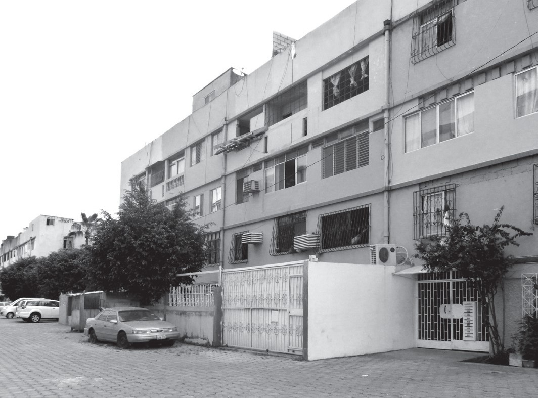 Extensiones de la planta baja de las viviendas que se apropian del espacio
público en La Atarazana.