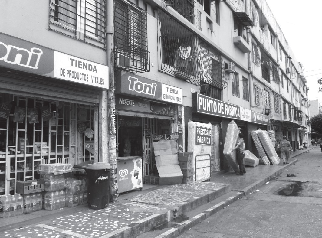 Comercios informales que se apropian de la planta baja de las viviendas y el
espacio público en La Atarazana.