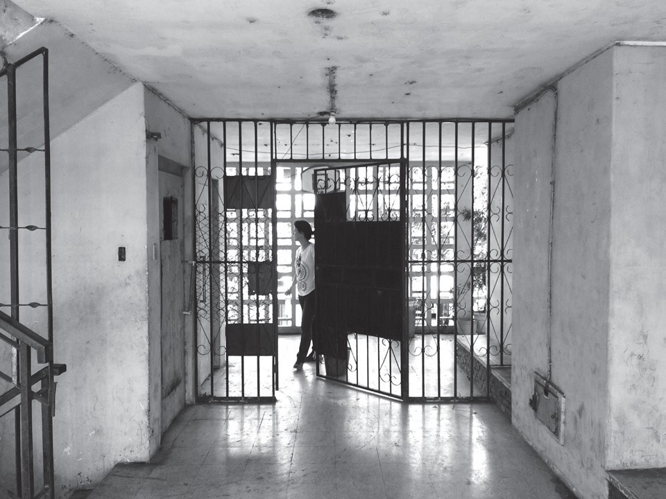 Delimitaciones de los espacios colectivos mediante rejas introducidas por
los usuarios.