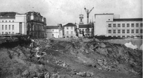 Demolições durante a construção
da Cidade Universitária de Coimbra. 1943/1944. Fonte: A Velha Alta...
Desaparecida: Álbum comemorativo das bodas de prata da Associação dos Antigos
Estudantes de Coimbra (Coimbra: Almedina, 1984), 50.