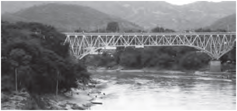 Puente del ferrocarril y puente colgante para automotores. Fuente: Fotografías de Mauricio Pinilla Acevedo.