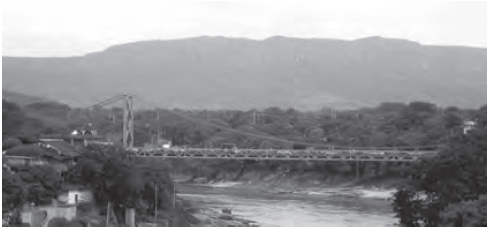  Puente del ferrocarril y puente colgante para automotores. Fuente: Fotografías de Mauricio Pinilla Acevedo.