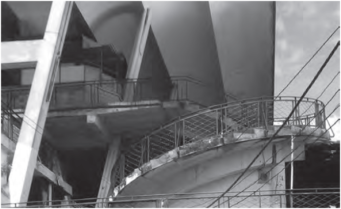  Escaleras helicoidales de las esquinas del mercado. Fuente: Fotografías de Mauricio Pinilla Acevedo.