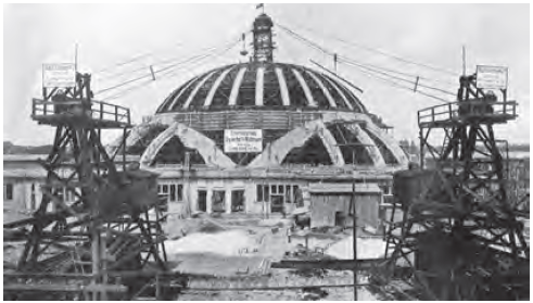 Fotografía del Aula del Centenario durante su construcción y sección de la misma. Fuente: Revista Beton und Eisen, número 3 (1913).