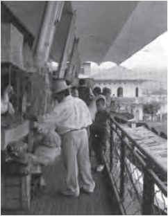 Relieve escultórico en uno de los muros del mercado de Breslau y un día de mercado en la plaza de Girardot. Describen ambas la tradición del intercambio en medio de la ciudad, bajo una cubierta protectora. Fuente: Fotografía de Eduardo Samper Martínez.