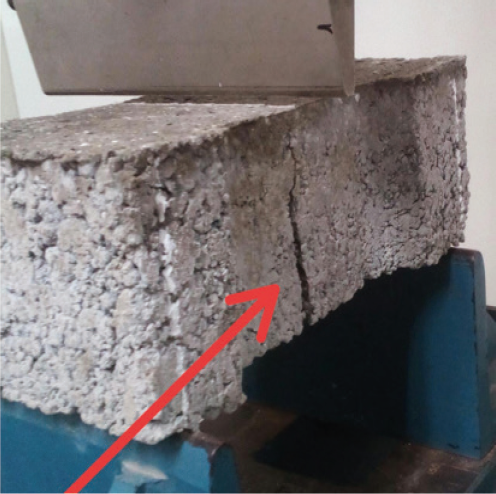 Rotura en la estructura del adoquín generada al alcanzar el esfuerzo máximo.