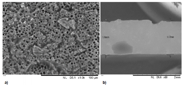 Micrografias da área transversal no ponto da fratura dos polímeros compatibilizados sem biomassa. a) Caso 7 da Tabela A.1 (12% PMMA+ 5 % compatibilizante); b) Caso6 da Tabela A.4 (10% PLA + 16% compatibilizante).