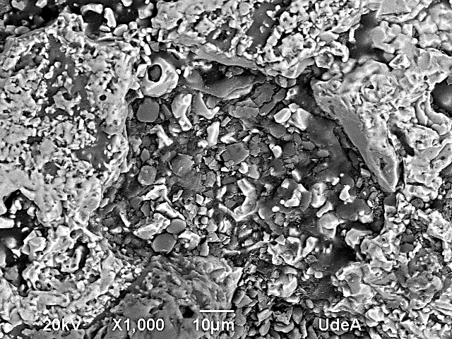 Huella residual producida por el indentador Vickers en un refractario de alúmina-cromita.