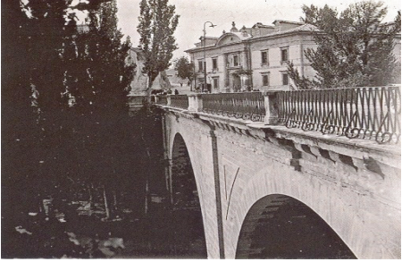 Casa de Recogidas de Cuenca (Casa de
Maternidad y de Exp&oacute;sitos), sobre 1918. Vista parcial desde el puente de San Ant&oacute;n

 
