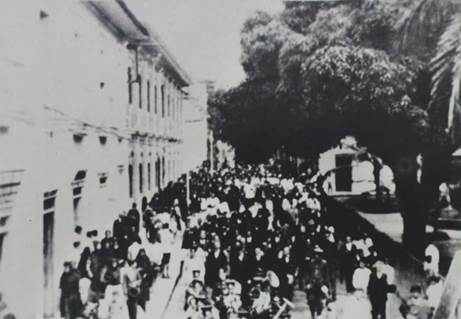 Procesi&oacute;n frente a la Gobernaci&oacute;n