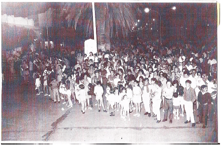 Niños(as) y familias en las calles céntricas, en época de carnaval, 1960