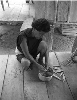 Mayora Pastora Jacanamijoy desgranando maíz. Baja Bota Caucana.