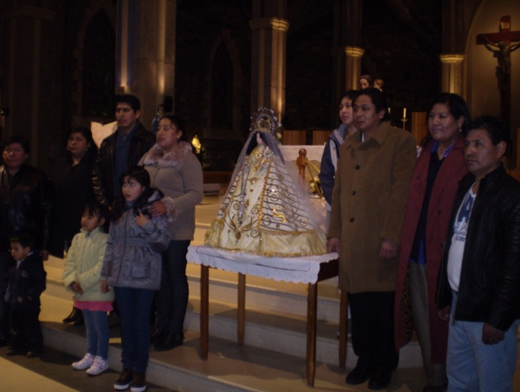 Foto familiar en la Catedral y baile de caporales (2012)