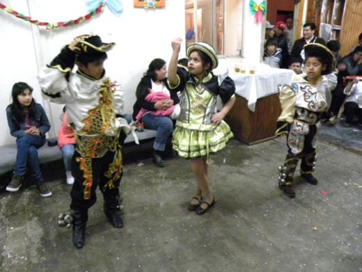 Foto familiar en la Catedral y baile de caporales (2012)