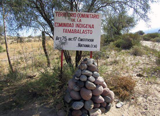 Cartel y apacheta en territorio comunitario de la comunidad ind�gena  Famabalasto