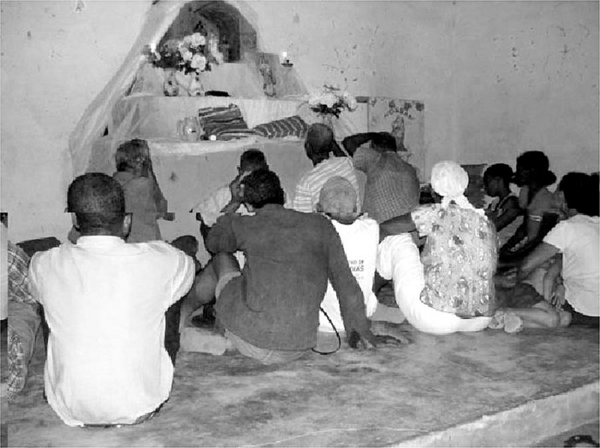 &ndash; Novena sendo pelos moradores comandada