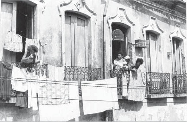 – Moradoras de um casarão subdividido do Maciel, possivelmente na década de 1970