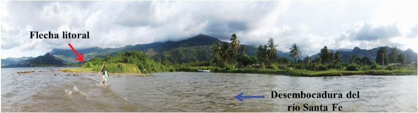 Fotograf&iacute;a panor&aacute;mica de la desembocadura del r&iacute;o Santa Fe.
Obs&eacute;rvese hacia el extremo izquierdo de la imagen: 1) la l&iacute;nea marr&oacute;n sobre la superficie del mar se
corresponde con la flecha litoral y, 2) una persona caminando
sobre la parte sumergida de la flecha, lo que evidencia la poca profundidad del
cuerpo de agua pr&oacute;ximo a la desembocadura.
