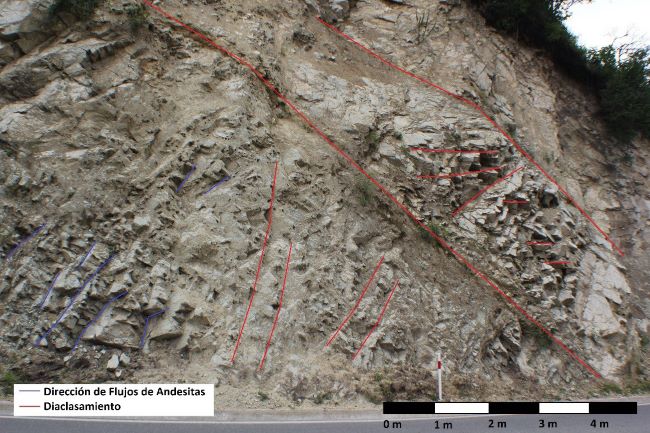 Afloramiento de rocas intrusivas tonal�ticas (G t). En esta imagen, el afloramiento muestra un rumbo E-W, lo cual permite observar en primer plano, diaclasas estructuradas en sentido NNE-SSW, buzamiento 40oW. Adicional, es posible la observaci�n de otras familias de diaclasas que se agrupan de manera casi paralela; entre las cuales sobresalen los sistemas que siguen la direcci�n de flujo (NNW &ndash; SSE), y otras diaclasas casi perpendicu- lares a la direcci�n de flujo (E &ndash; W)