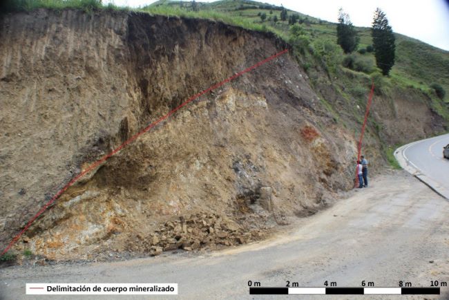 Afloramiento del Grupo Saraguro (Eoceno-Mioceno), sector Cachisagua. Justo a la altura del Centro M�dico de Cachisagua, se observa estructura diaclasada con relictos mineralizados por actividad hidrotermal, emplazada en p�rfido andes�tico. Tambi�n son evidentes acumulaciones de cuarzo y polimet�licos en fisuras tipo stockwork. La estructura mineralizada muestra una potencia aproximada de 10 metros