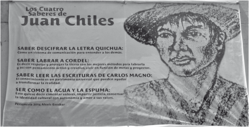 Pancarta con la imagen del sabio Taita Juan Chiles, desplegada en la IE Nuestro Se&ntilde;or del R&iacute;o. Se enuncian los cuatro saberes: 1) Saber descifrar la letra Quichua (comunicaci&oacute;n para entender a los dem&aacute;s); 2) Saber labrar a cordel (respetar y proteger la Tierra); 3) Saber leer las escrituras de Carlos Magno (el conocimiento, patrimonio universal, puede ayudar a transformar la realidad), 4) Ser como el agua y la espuma (valores, justicia, identidad cultural, autonom&iacute;a y amor a las ra&iacute;ces).