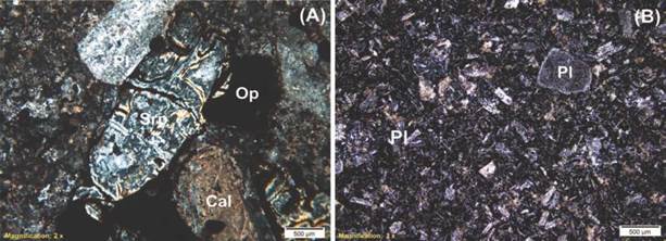 Características petrográfias de diques de la Formación Noreán. A. Fenocrisales de plagioclasa alterada a sericita y calcita y pseudomorfo de serpentina según ortopiroxeno en dique andesítico - IGM900887. B. Microfenocristales de plagioclasa en matriz microlítica y vítrea en dique andesítico - IGM-901020