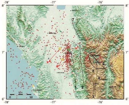 Localización epicentral de sismos registrados y localizados por la RSNC entre 1993-2006. Las estrellas representan sismos localizados por USGS en el año 1992-1994. Las líneas negras representan las fallas principales; 1 Murindó, 2 Murrí, 3 Urrao, 4 San Ruperto, 5 Abriaqui, 6 Cañasgordas, 7 Mutatá (Franco et al., 2006).