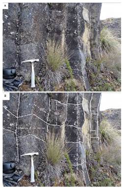A. Columnas y estrías del sitio Alto Topacio - Río Azufrado. B. Dimensiones de las columnas: longitud (column length, l), ancho de cara de columna (columna - face width, Wf), diámetro de columna (diámetro de polígonos en vista de planta) (column diameter, d) y espesor de las estrías (band width, Wb) según convención de DeGraff y Aydin (1987). Sitio Alto Topacio - Río Azufrado (coordenadas: 865150.46, 1035945.87). Dimensión del martillo 27 cm.