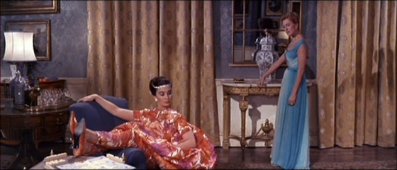 Jean Simmons porta o conjunto L’imperatrisse chez elle da Dior no filme The grass is greener (1960).
