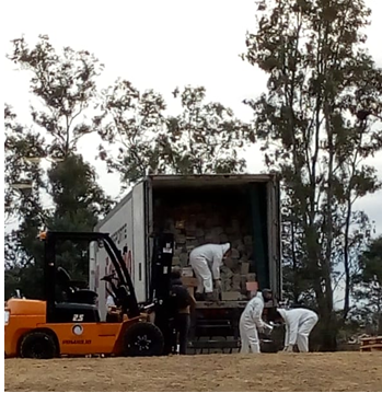 Recepci�n de cami�n con libros trasladados  de la BCMCJ al UCCb en pandemia.